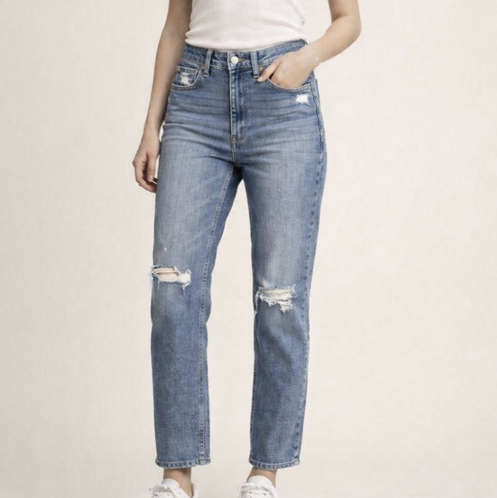 GAP Distressed Blue Denim Jeans Women’s Medium Wash Ripped Knee Casual Straight